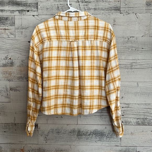 American Eagle women’s cropped distressed flannel shirt. Size medium - Picture 3 of 5